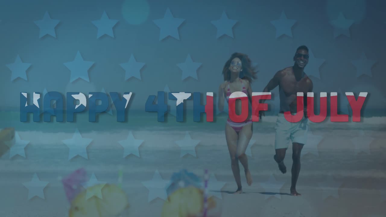 texto del día de la independencia contra una pareja afroamericana cogida de la mano corriendo juntos en la playa