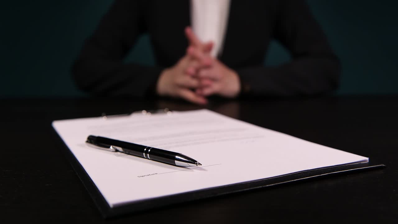 donna in abito da lavoro propone di firmare un accordo, promuovendo un contratto stampato