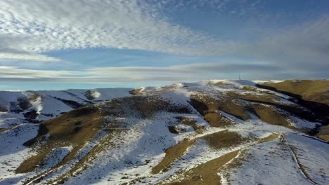 una sartén colorida sobre una colina cubierta de nieve