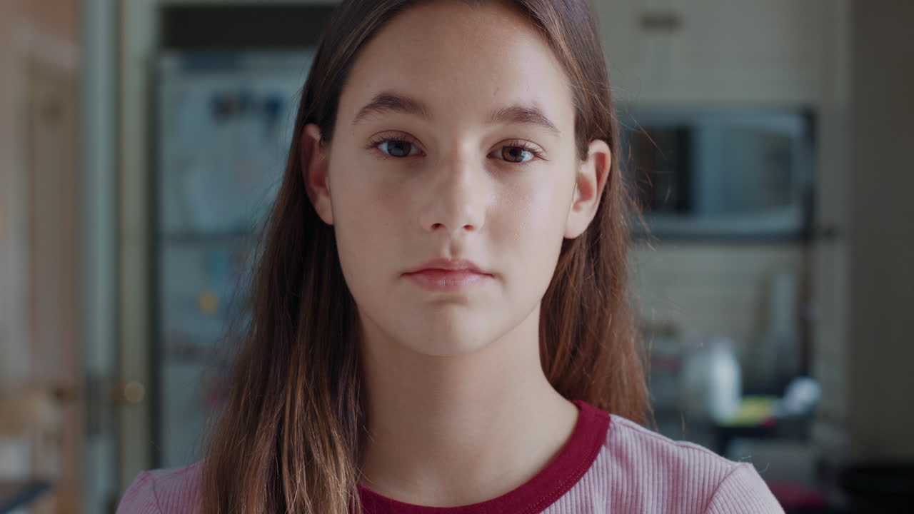 집에서 부 ⁇ 에서 미소 짓고 행복하고 무모한 생활 방식을 즐기는 아름다운 십대 소녀의 초상화