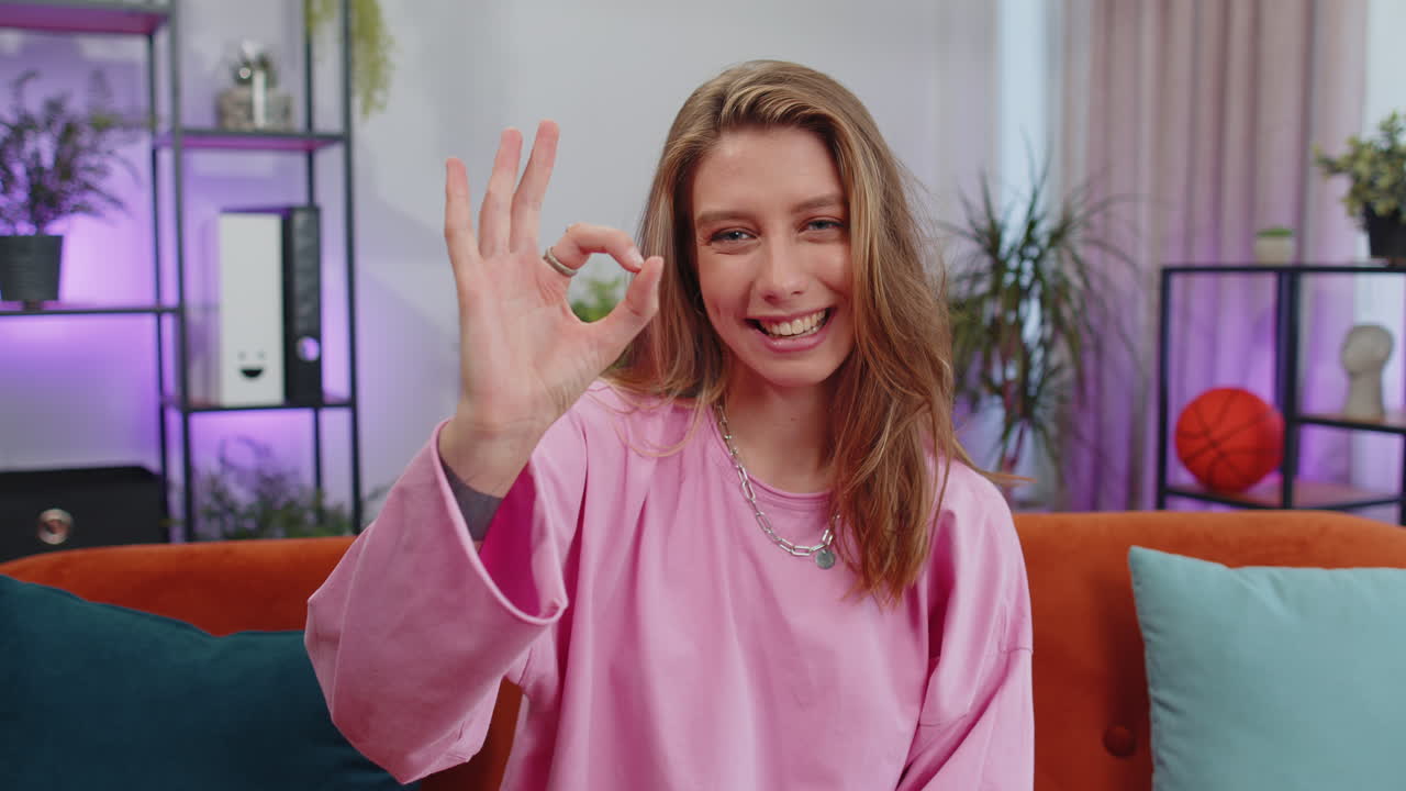 joven alegre feliz mirando con aprobación a la cámara mostrando un gesto de acuerdo, positivo como una señal