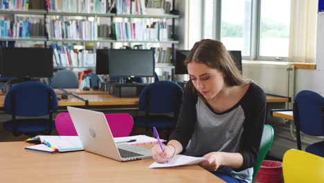 Studentin,-Die-Am-Computer-In-Der-Hochschulbibliothek-Arbeitet