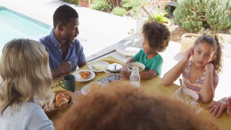 Video-De-Una-Familia-Diversa-Pasando-Tiempo-Juntos-Y-Cenando-Al-Aire-Libre