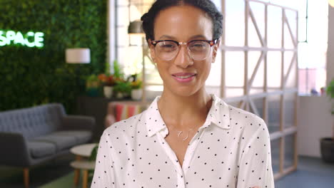 Woman-with-glasses-smile,-with-confidence