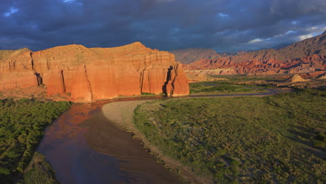 aéreo - río épico y nubes en el valle de cafayate, salta, argentina, círculo pan