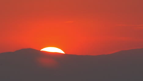 Puesta-De-Sol-Roja-Sobre-La-Montaña