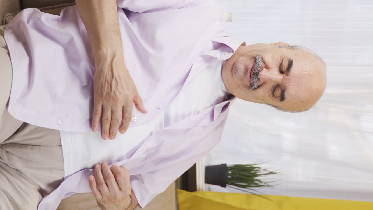 video vertical del retrato de un anciano sintiéndose emocionado.