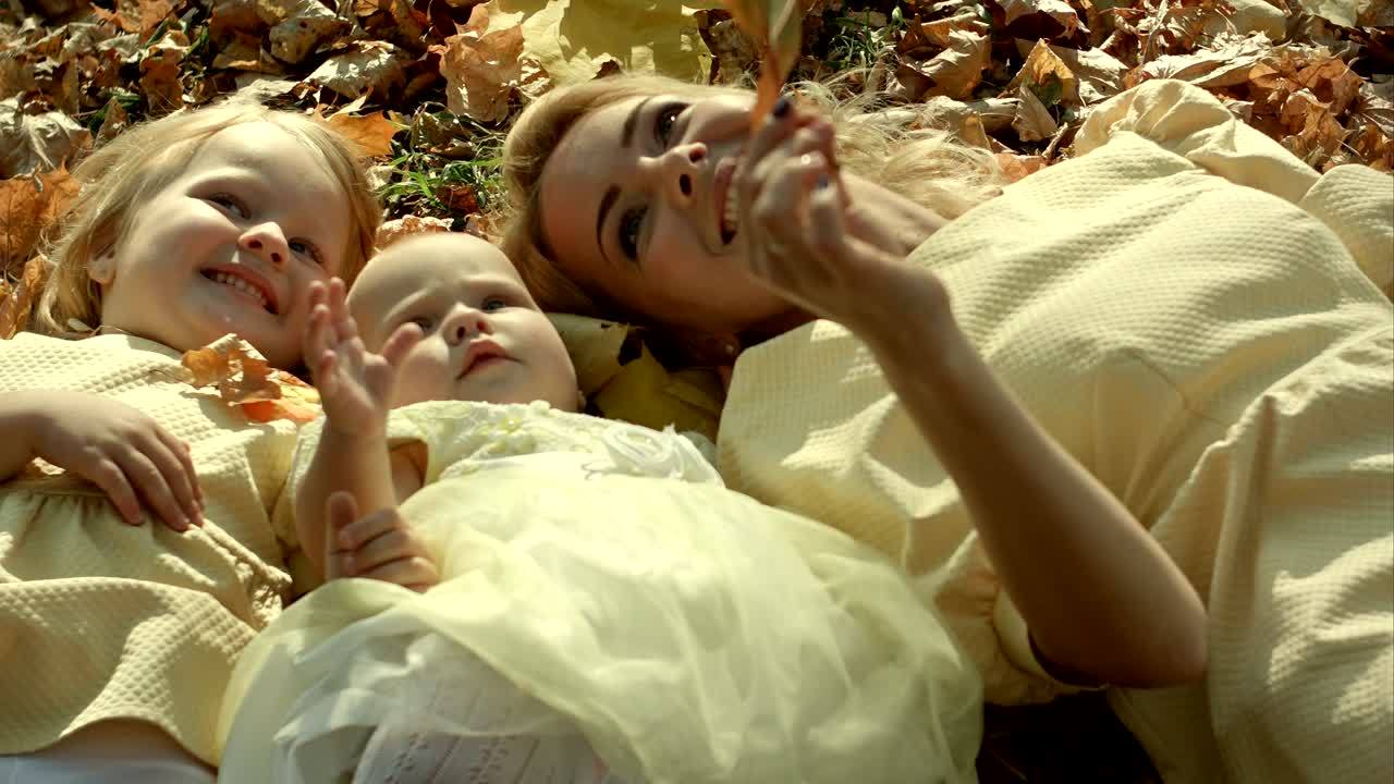 Glückliche Familie, die Spaß im Freien im Herbstpark hat