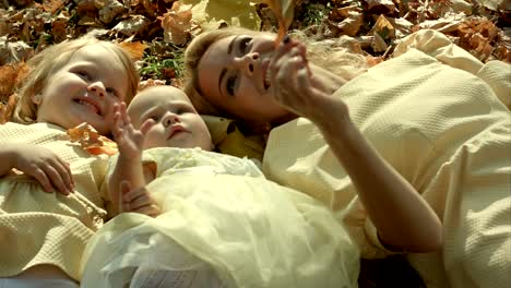 familia feliz divirtiéndose al aire libre en el parque de otoño