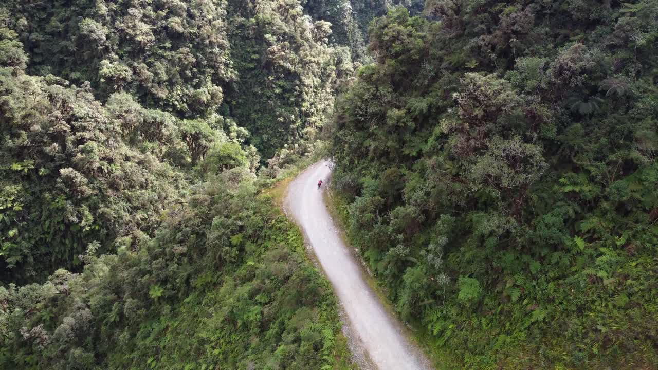 pistas aéreas de ciclistas de montaña en bicicleta por el camino de la muerte en bolivia mtns