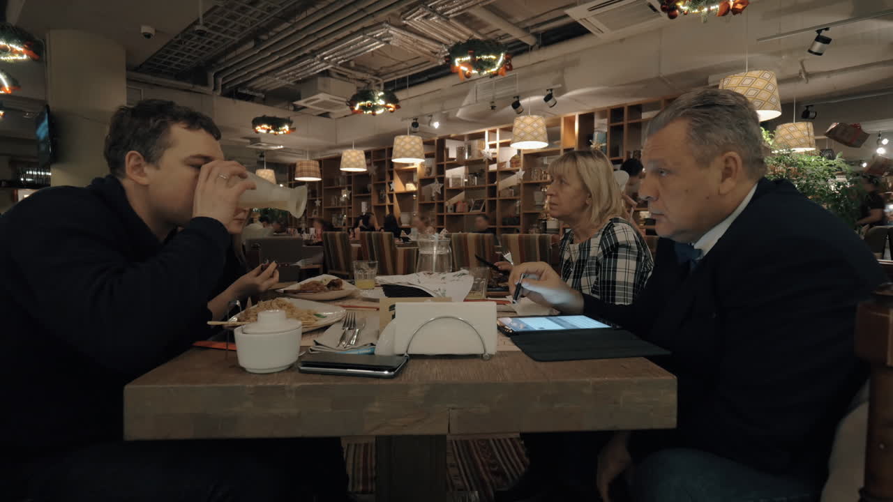 식당에서 가족 저녁 식사