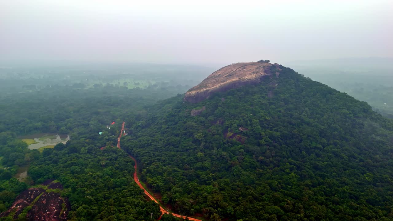 Panoramica degli antichi affreschi di Sigiriya che adornano la parete rocciosa della fortezza di Sigiriya in Sri Lanka, rivelando colorati dipinti del V secolo di fanciulle celesti e intricati dettagli scolpiti