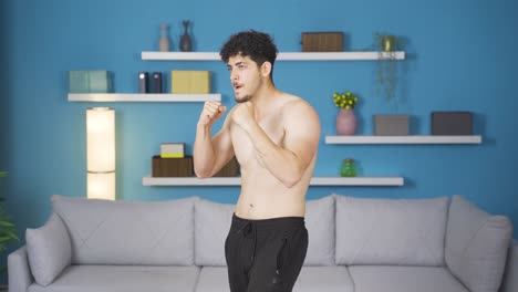 집에서 그림자 복싱을 연습하는 운동선수. 건강한 생활 방식.