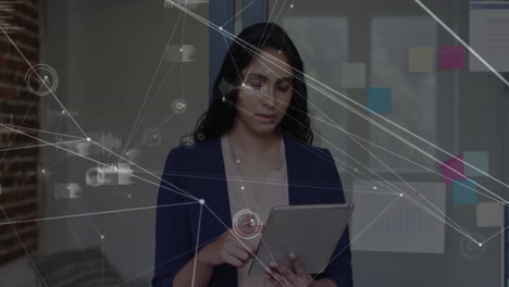 animación de procesamiento de datos y conexiones sobre mujer de negocios caucásica usando tableta