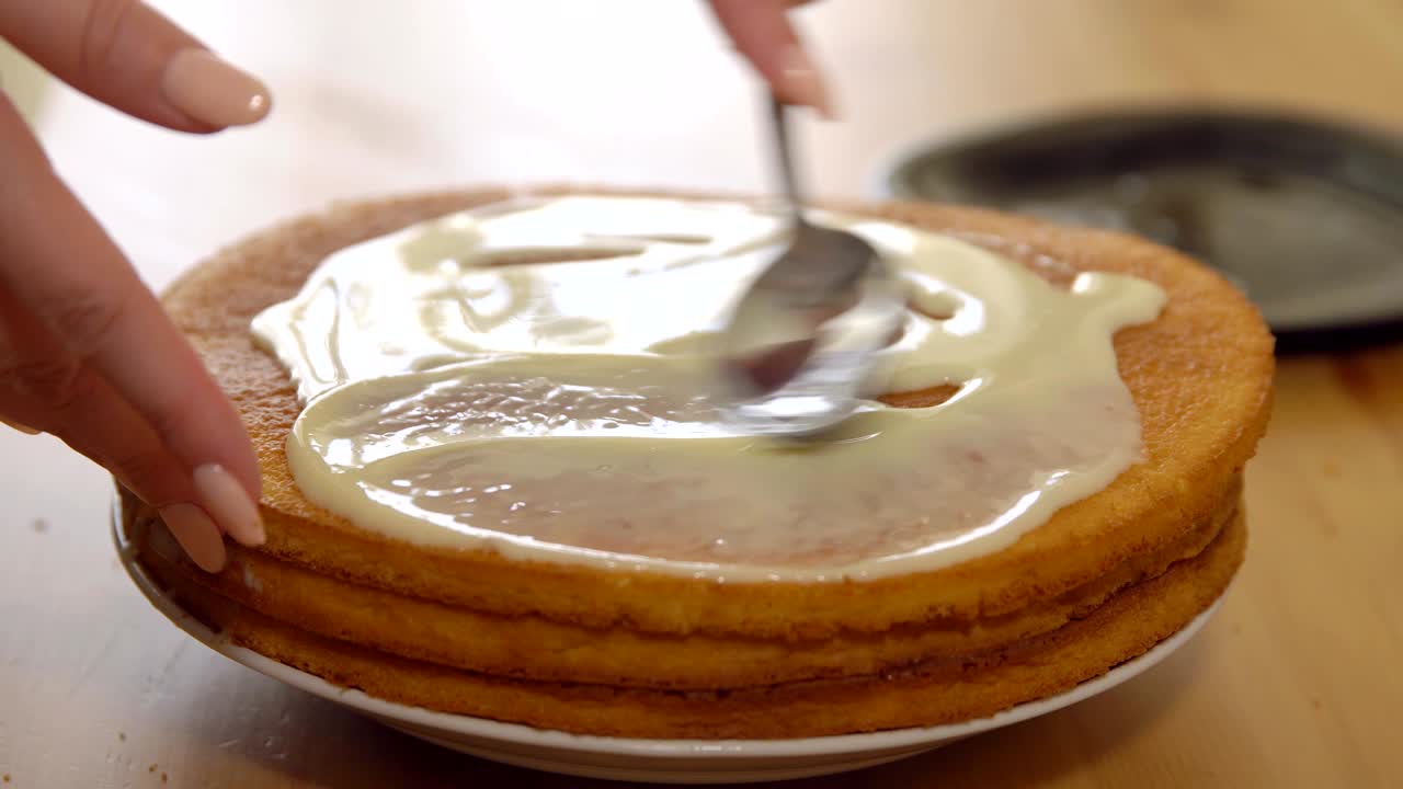 요리. 구운 케이크에 응축 우유를 적용