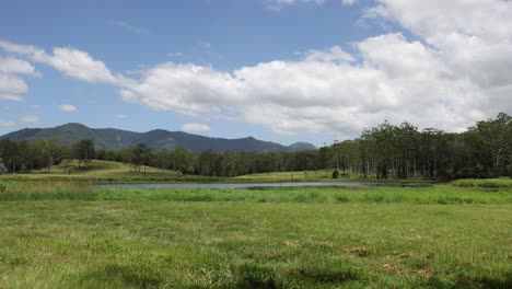 el lapso de tiempo de un paisaje montañoso sereno