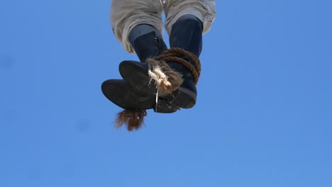 Stiefel-Schwanken-Nach-Einer-Erhängung-Im-Wind