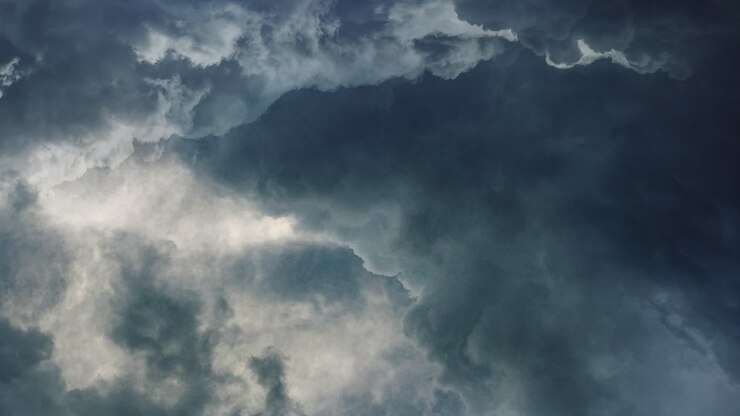 temporale, cielo scuro e cumulonembi che si muovono con fulmini