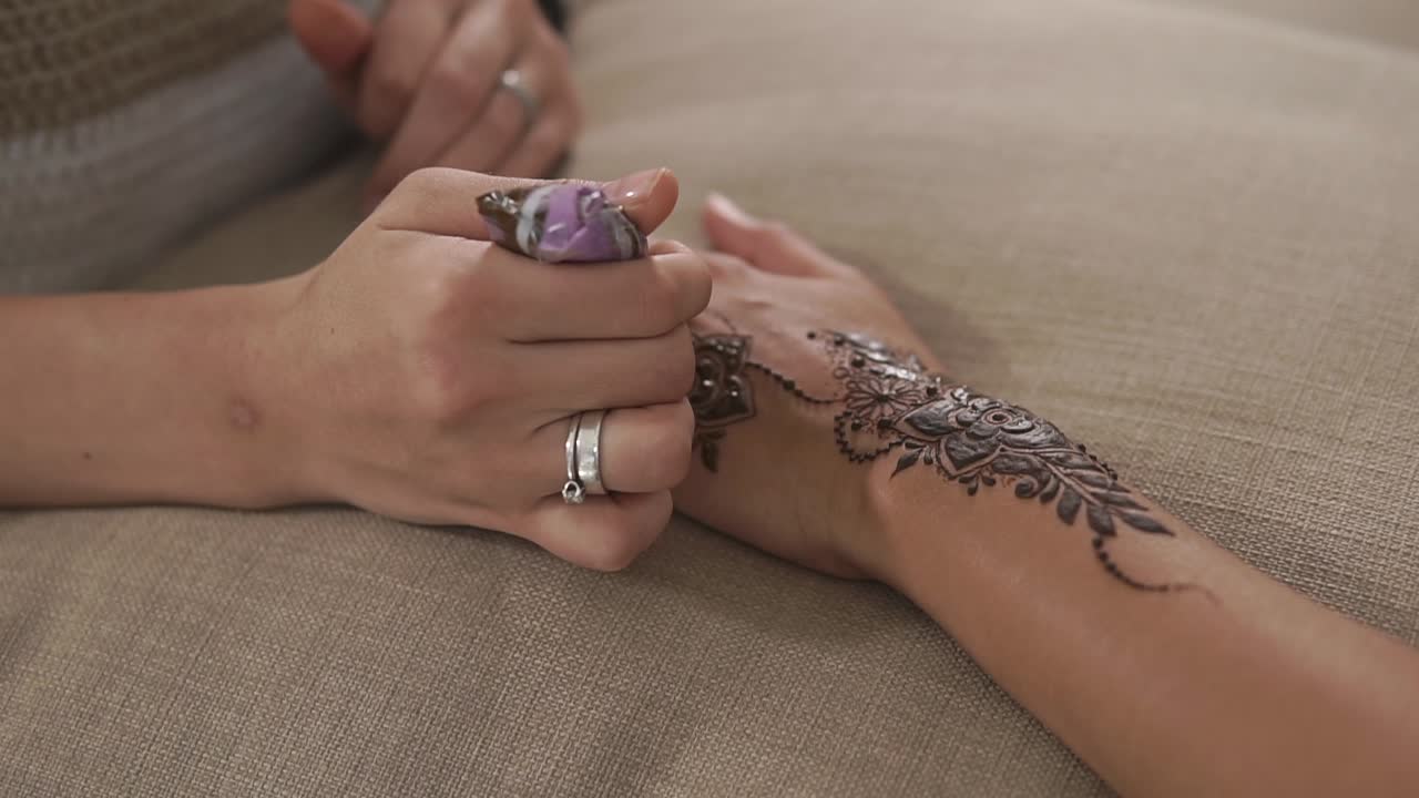 Applicazione di tatuaggio all'henné