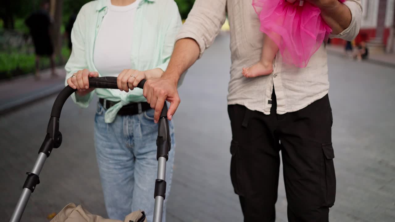 familia feliz caminando juntos en el parque