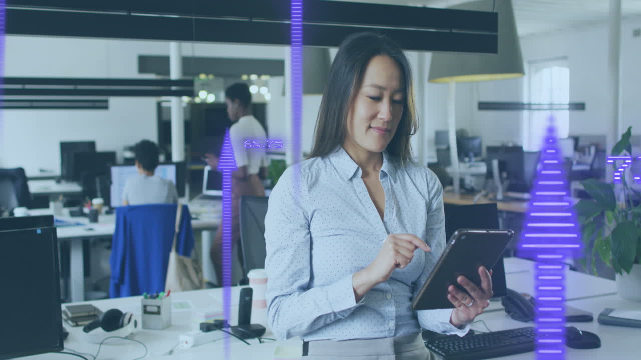animación del procesamiento de datos del mercado de valores contra una mujer asiática que usa una tableta digital en la oficina