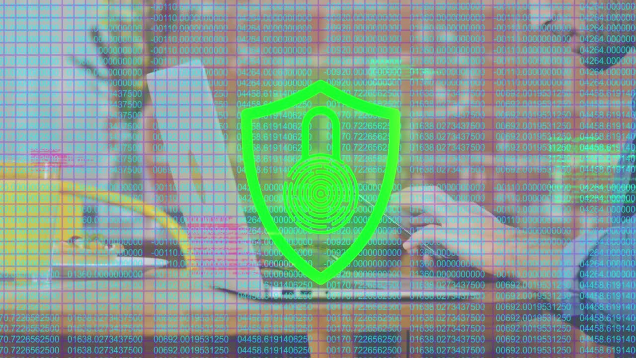 animación de candado en escudo, números sobre hombre caucásico usando portátil y tableta digital en cafés