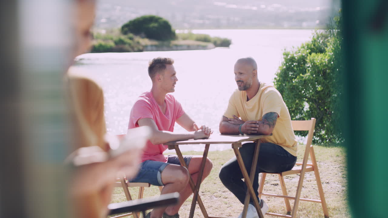 호수  카페 에서 휴식을 취하는 친구 들