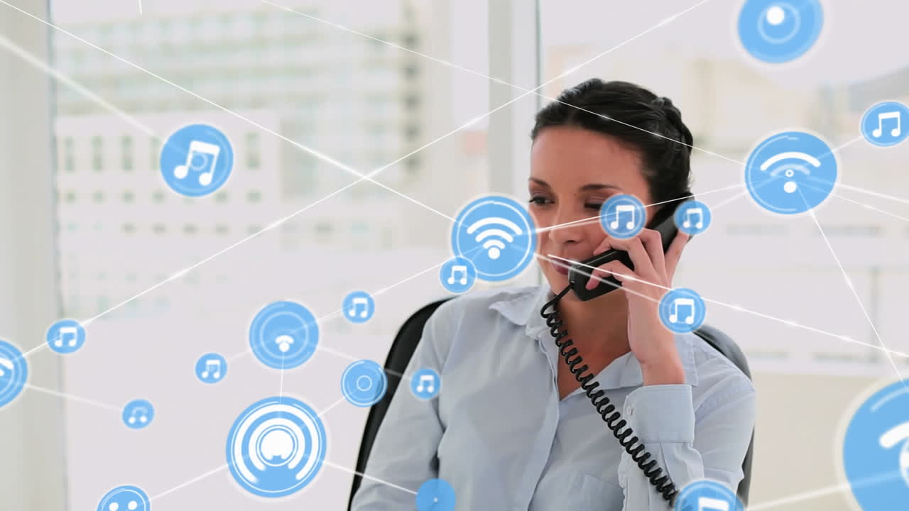 animación de una red de conexiones con iconos sobre una mujer de negocios caucásica en un teléfono inteligente