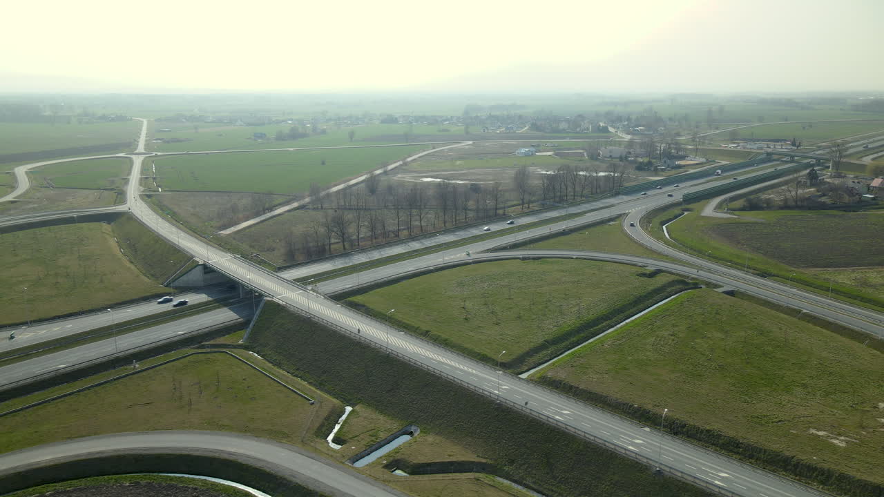 intersección de drogas junto a la autopista, paso elevado sobre la autopista, polonia s7 road