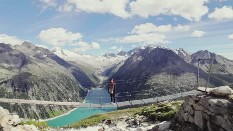 Hermosa-Pelirroja-Parada-En-Un-Puente-De-Madera-Saludando