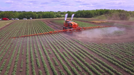 proceso de riego en el campo agrícola utilizando la fabricación de pulverizadores agrícolas