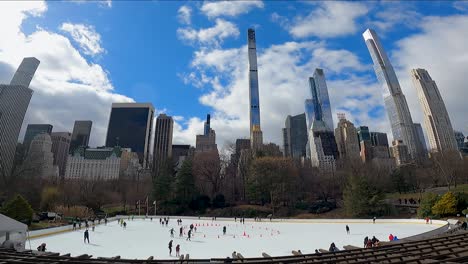 Menschen-Beim-Eislaufen-Während-Eines-Tages-Im-Central-Park,-Der-Woolman-Eisbahn-In-New-York-City