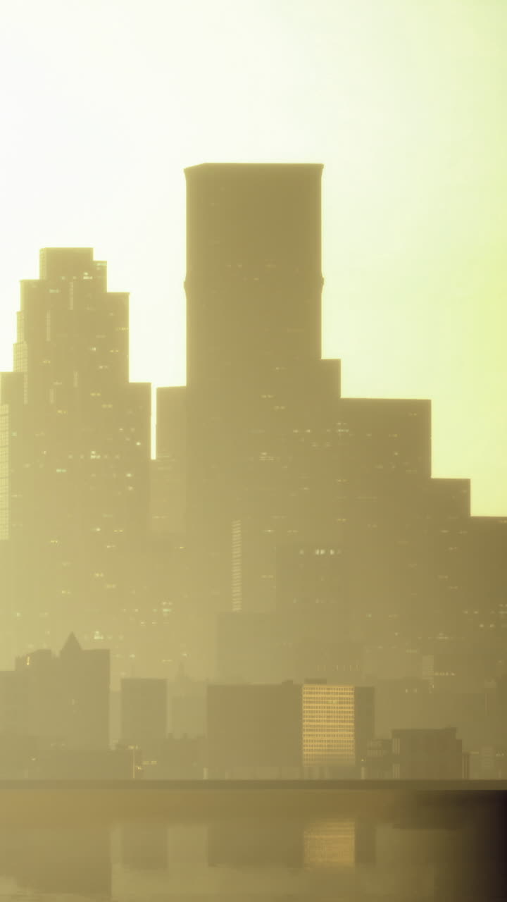 Vista del horizonte de la ciudad al amanecer con neblina y la silueta de edificios