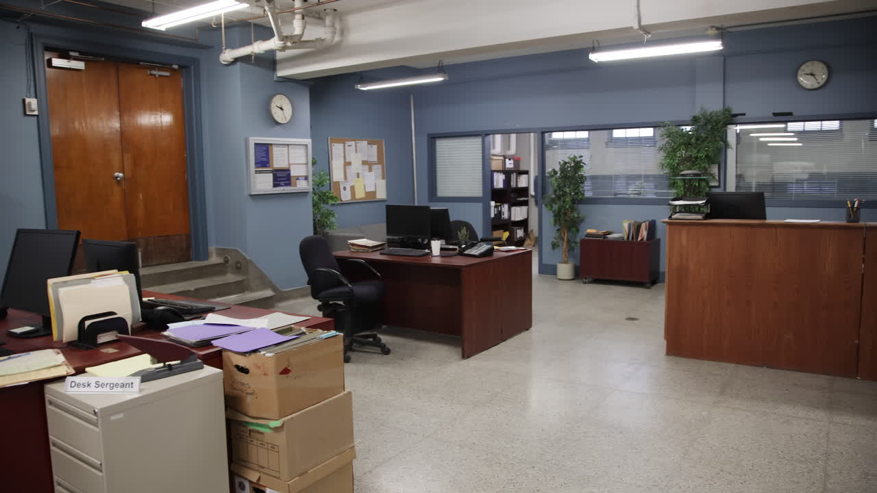 la cámara se mueve de la estación de policía al armario de pruebas.