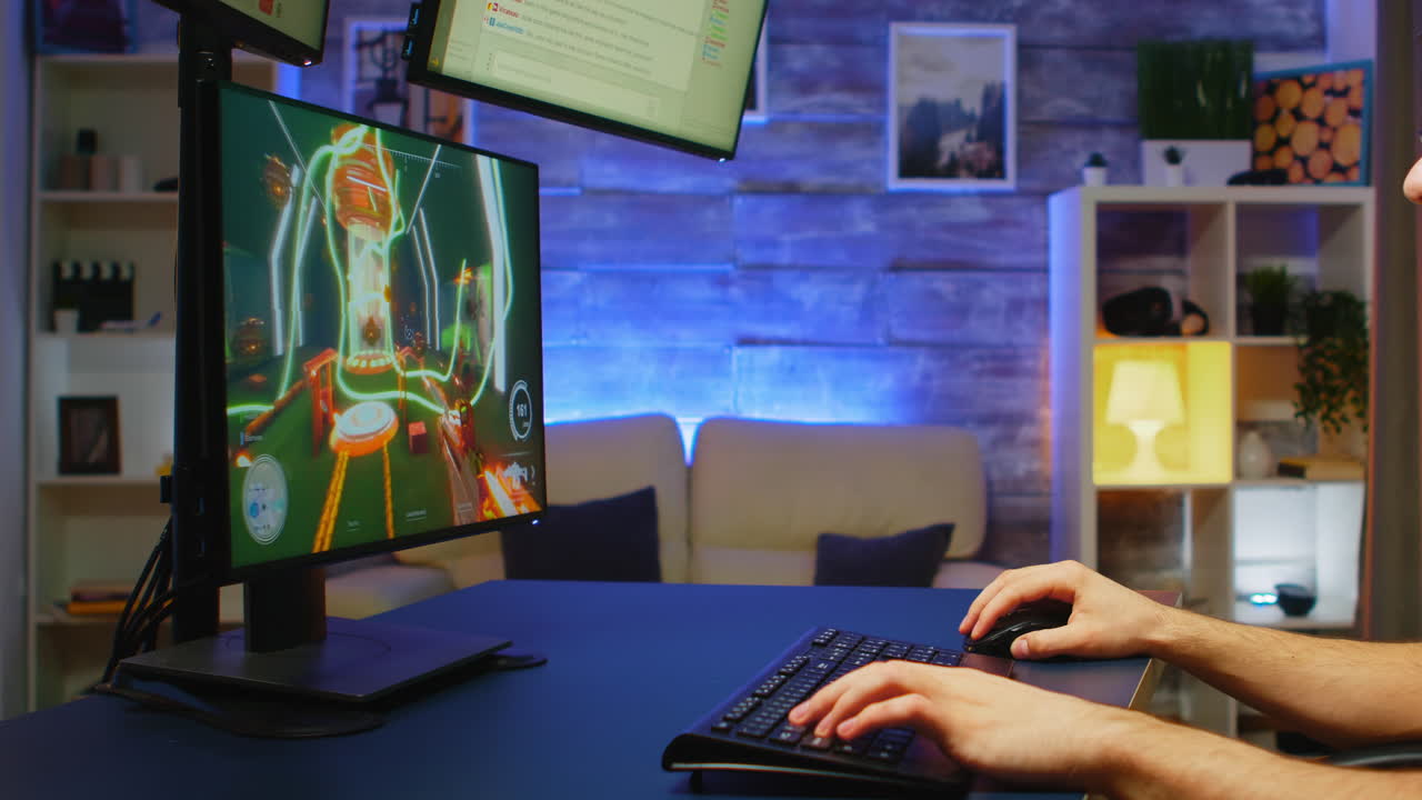 사이드 뷰 온라인 게임을 하는 젊은 남자