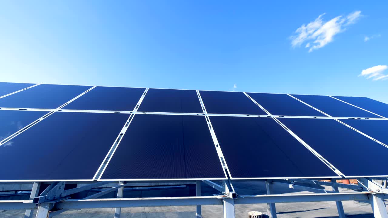 지붕에 설치된 태양 전지판은 빛을 모아 에너지로 변환합니다.