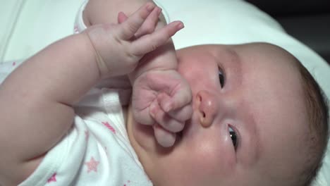 recién nacido niña sensación incómoda o hambre