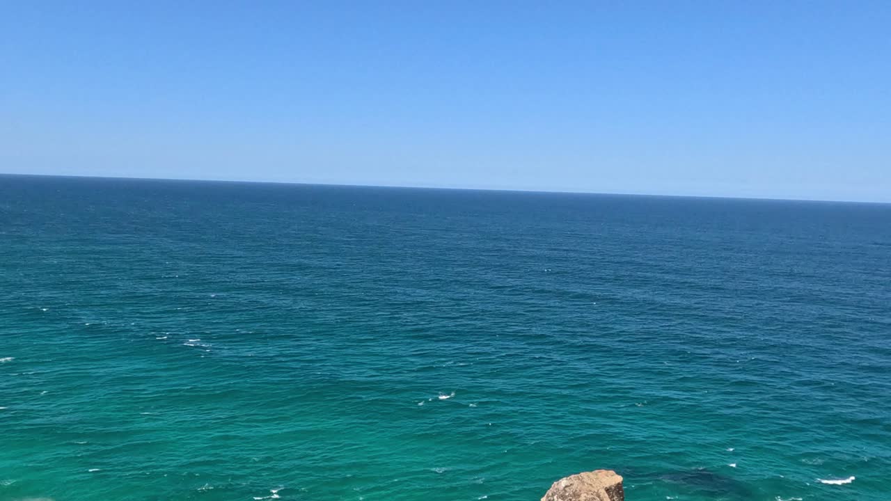 변하는 파도 패턴과 함께 경치 좋은 바다 풍경