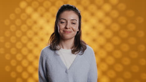 retrato de una mujer radiante posando, sintiéndose feliz, fondo del estudio
