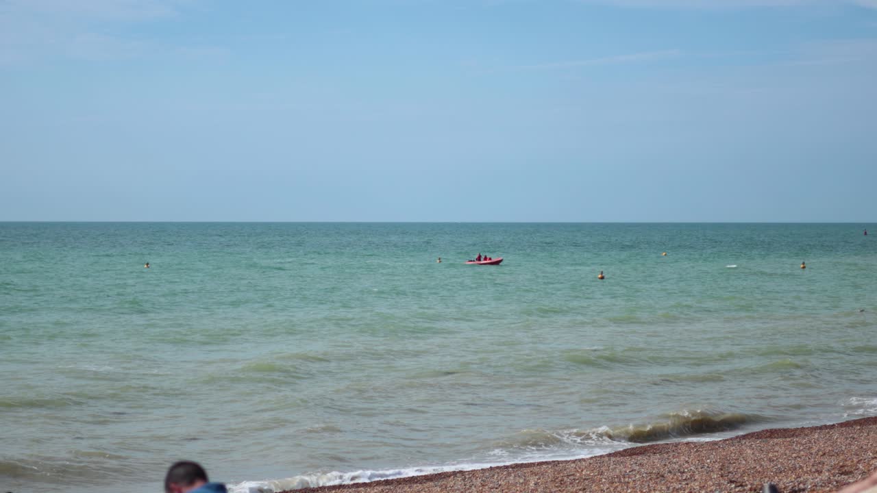 브라이튼 해변 근처 의 물결 을 항해 하는 배