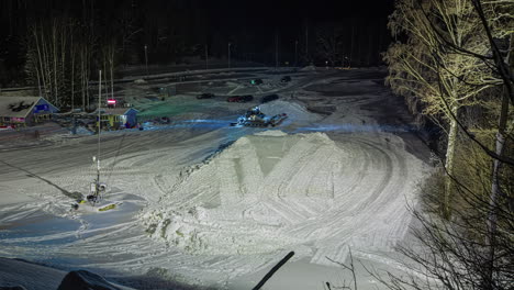 Hacer-Rampas-De-Salto-De-Esquí-Y-Snowboard-En-La-Nieve---Lapso-De-Tiempo-Nocturno