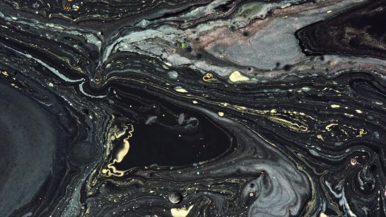 Arte líquido abstracto dinámico con purpurina dorada y colores arremolinados