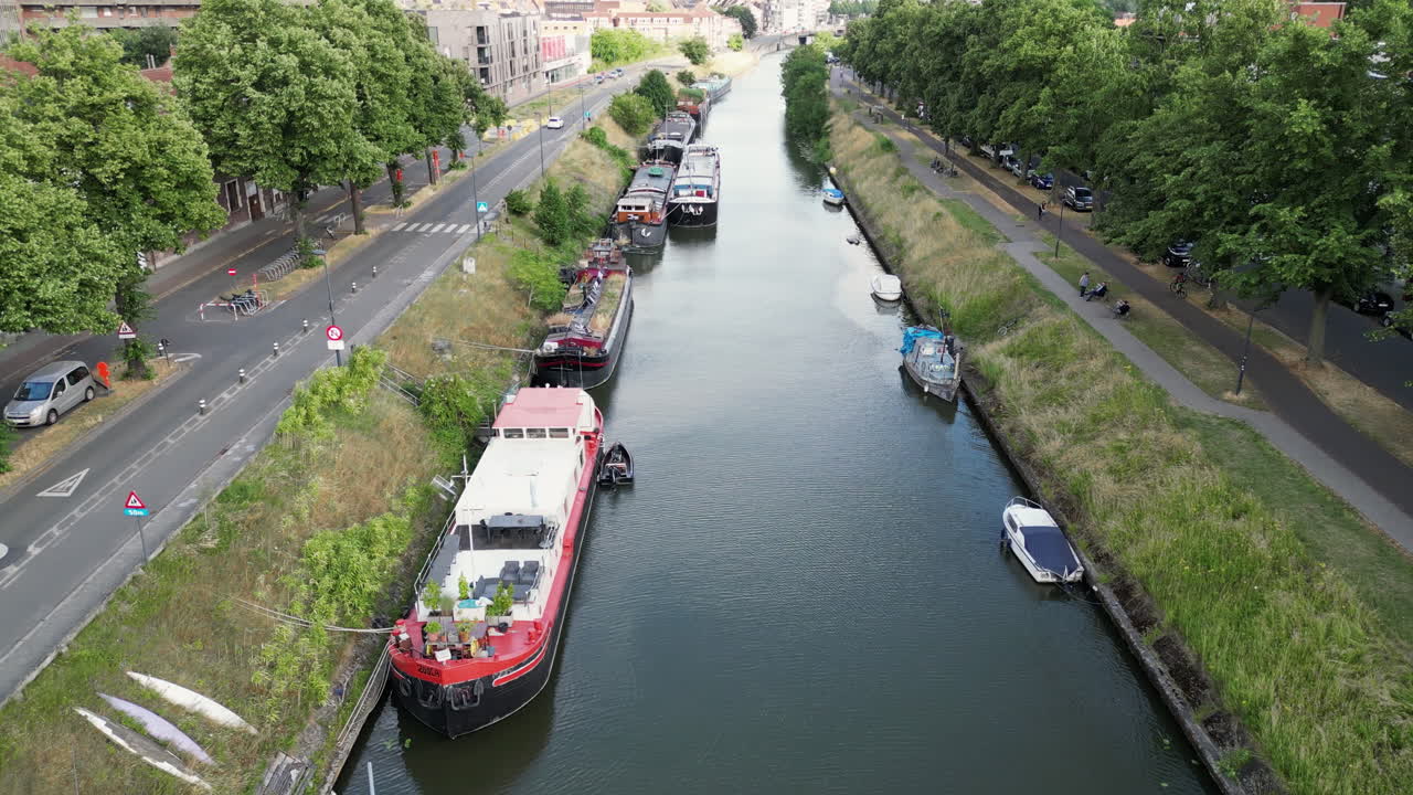 위로 기울어지는 공중은 운하, 다리 및 집으로 겐트 시를 드러니다.