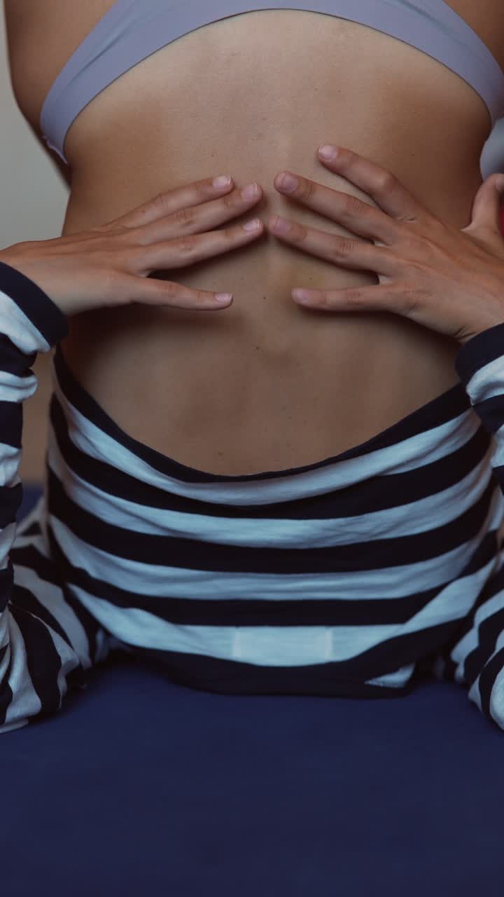 la espalda de la mujer con las manos