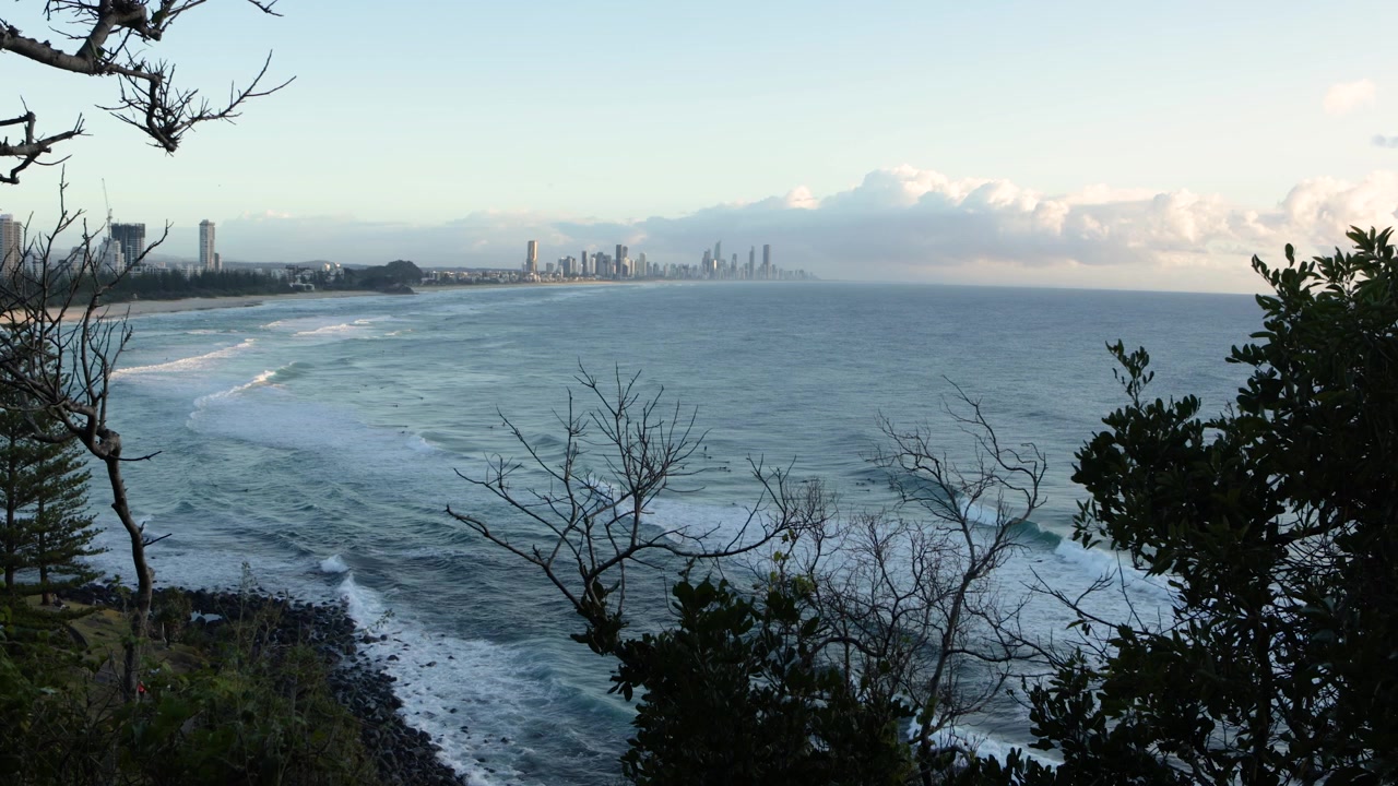 Håndholdt opptak fra Burleigh Heads nasjonalpark mot Surfers Paradise, Gold Coast, Queensland, Australia