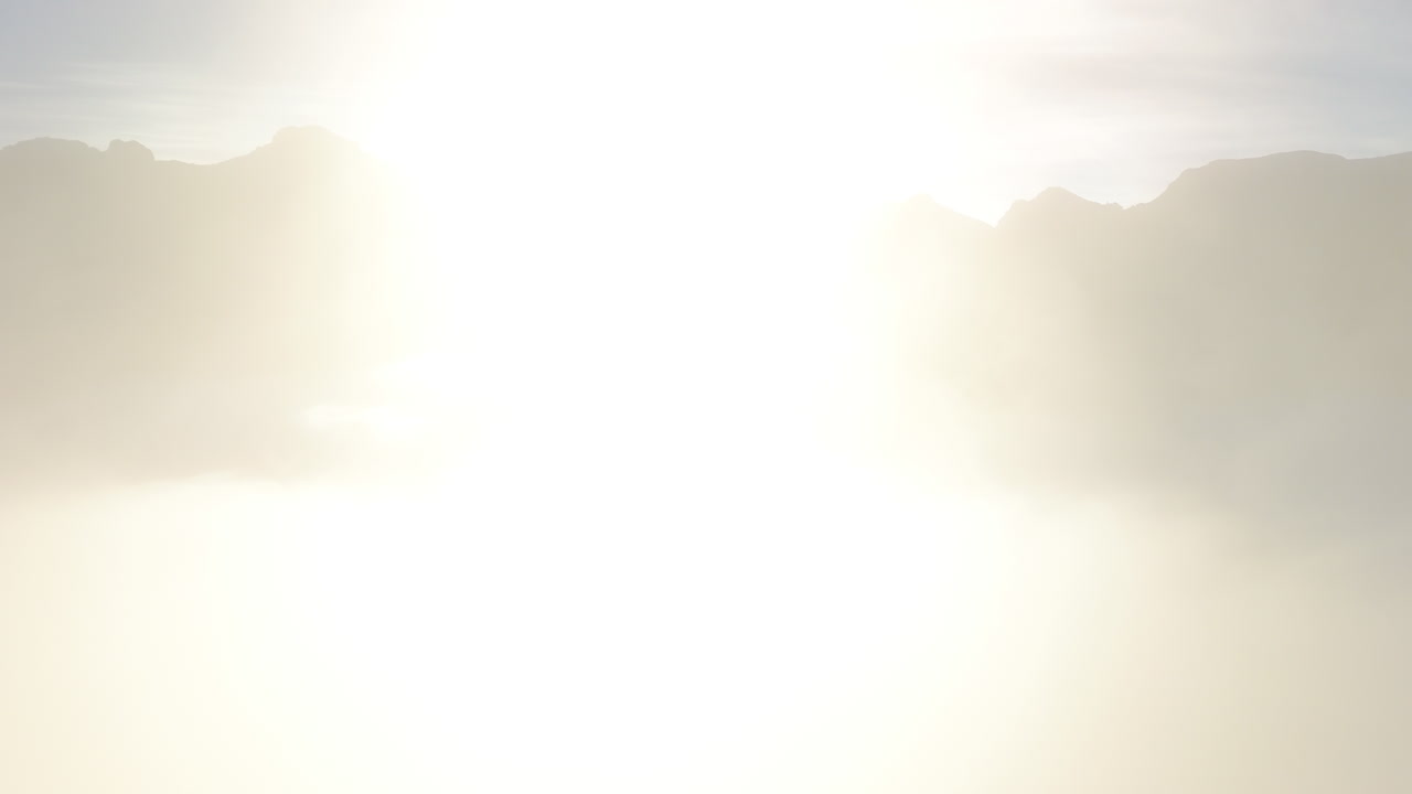 드론이 구름을 고 날아가서 은 산을 바라보는 마데라, 산맥, 포르투갈