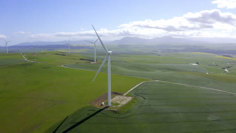 Windkraftanlagen-Auf-Einem-Offenen-Feld