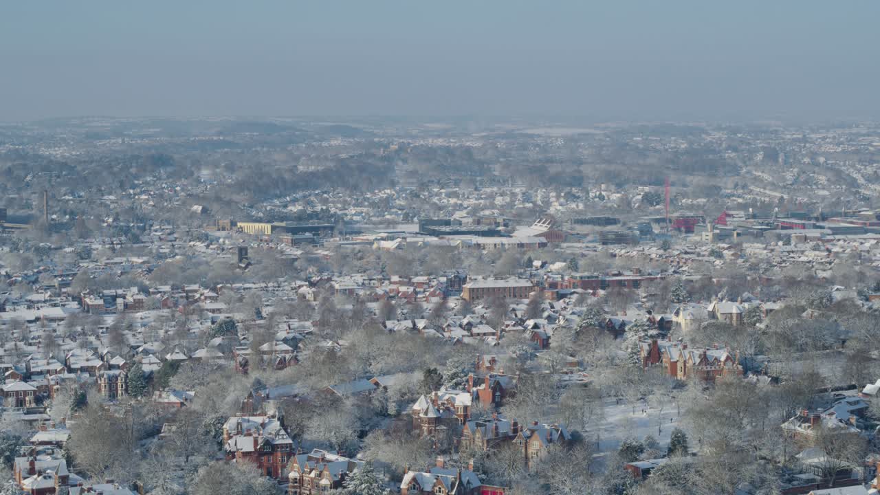 크리스마스에 노팅엄 주거 거리의 고층 공중 설정 샷