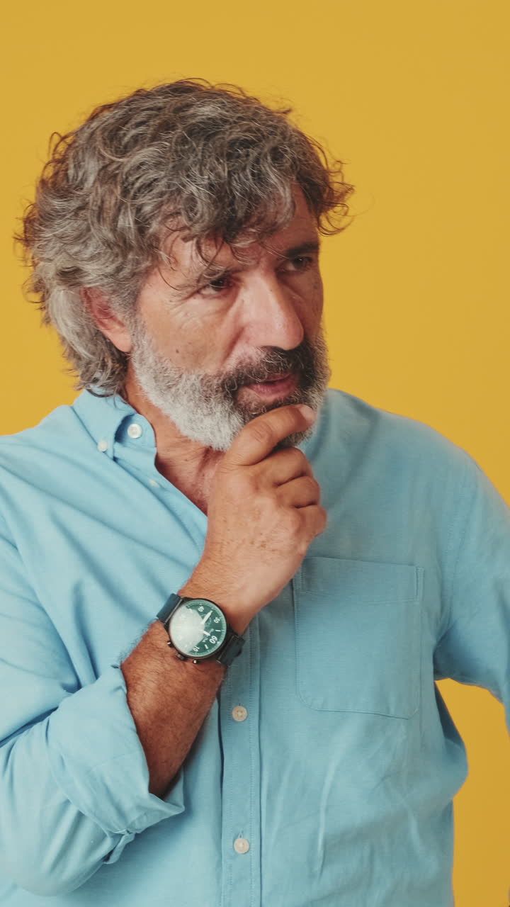 Uomo maturo che pensa e gli viene un'idea geniale