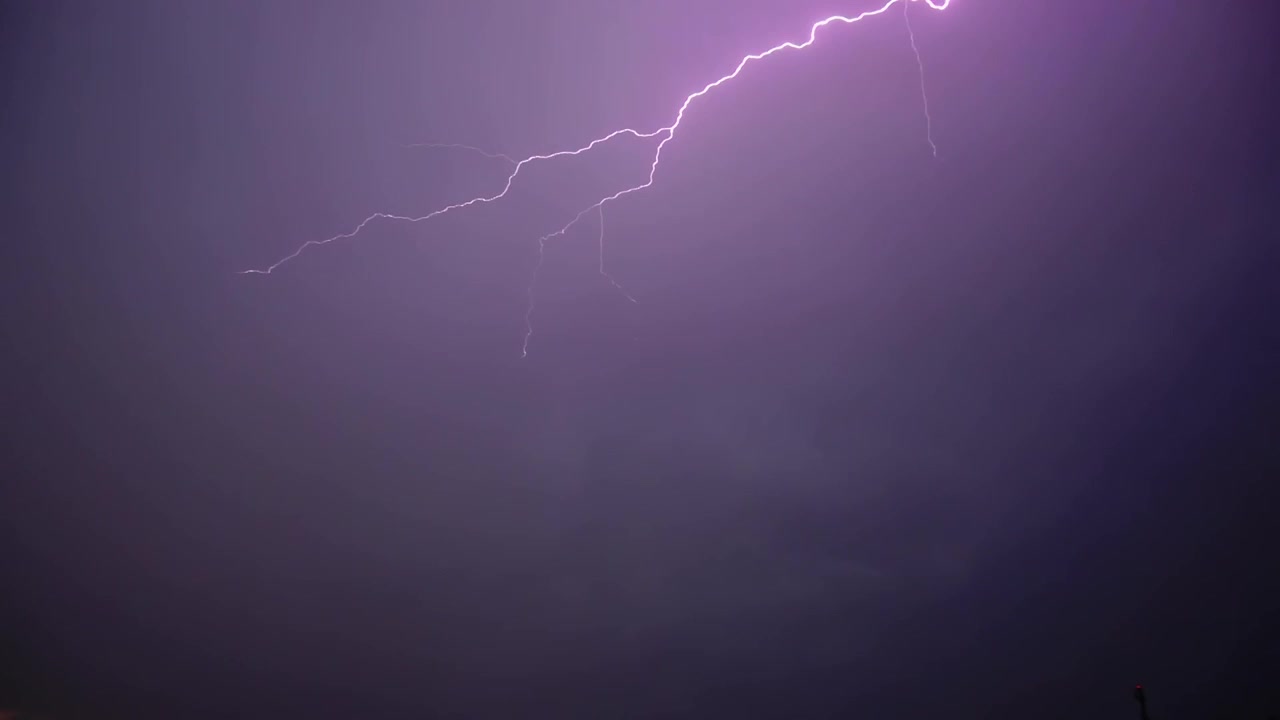 Temporale e fulmini tra le nuvole